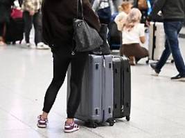 koffer am bahnhof einchecken: schnieder für gepäcktransfer zwischen bahn und airlines