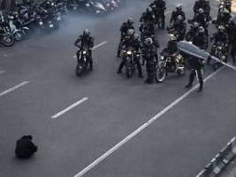 Landesweite Demos gegen Mullahs: Ein Iraner trotzt der Polizei - Video geht viral