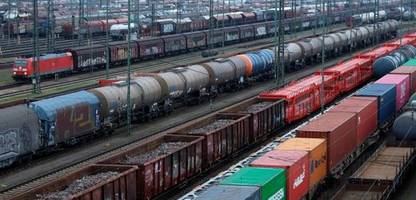 Zugunglück bei Rosenheim: Güterwaggon entgleist – Streckensperrung in Oberbayern