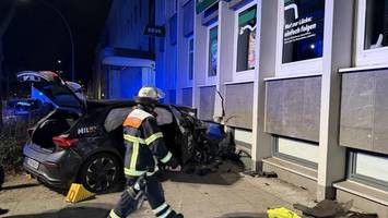 carsharingauto kracht bei wendemanöver in hauswand – zwei teenager verletzt