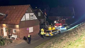 Frau mit Messer lebensgefährlich verletzt – Polizei nimmt flüchtigen Mann fest