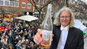 Trotz Schietwetter: Riesenandrang zum Geesthachter Silvestersekt