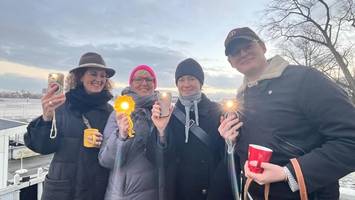 Zeichen des Zusammenhalts: Tausende Hamburger bringen die Alster zum Leuchten