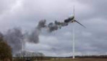 Feuerwehr: Windenergieanlage brennt in 100 Metern Höhe