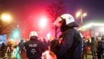 Jahreswechsel: Bislang zehn Polizisten in Silvesternacht verletzt