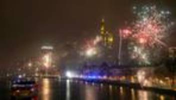 silvesterfeiern: hessen feiert überwiegend friedlich ins neue jahr