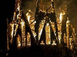 50 meter hoher turm stürzt ein: amsterdamer kirche steht in silvesternacht in flammen