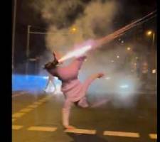 Feuerwerk auf einer Kreuzung: Breakdance-Weltmeister schießt in Berlin wild mit Raketen um sich
