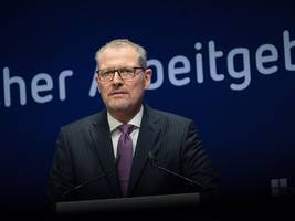 sozialstaat: arbeitgeberpräsident will lohnfortzahlung im krankheitsfall beschränken