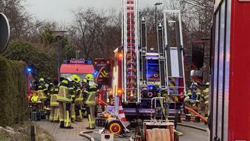 120 feuerwehrleute löschen brennendes sportlerheim in henstedt-ulzburg
