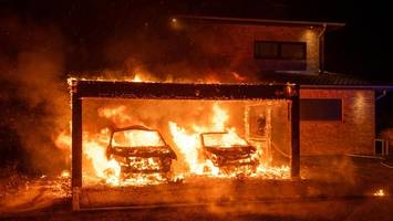 Carport brennt lichterloh: Zwei Autos bei Feuer komplett zerstört