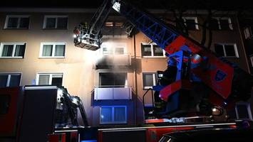 Raketen setzen Balkon in Harburg in Brand: Wohnung verqualmt