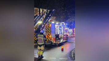 wohngebäude brennt in silvesternacht – bewohner über leitern gerettet