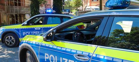 Mann will voll beladenen Einkaufswagen nicht bezahlen