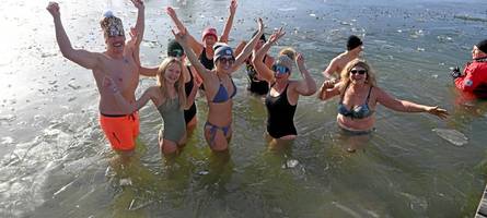 „Gedanken ausschalten und einfach machen“ – 35 Schwimmer springen in den Autobahnsee