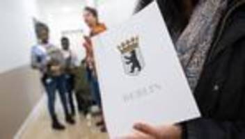 Behörde: Zahl der Einbürgerungen in Berlin steigt erheblich