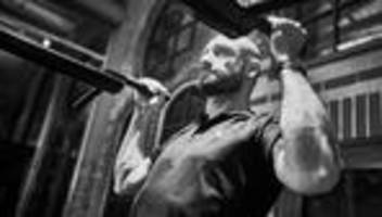 fitnessübung: die klimmzüge an der maschine