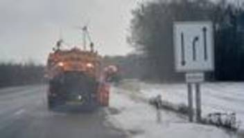 verkehr: glätte-unfälle: polizei rät von vermeidbaren fahrten ab