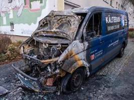 alkoholtest zeigt 1,6 promille: nach brand von kältebus fassen mitarbeiter tatverdächtigen