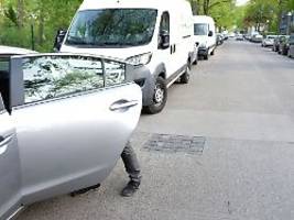 frage aus dem verkehrsrecht: unfall nach dem aussteigen: wer haftet?