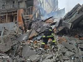 gebäude in charkiw getroffen: russen beschießen wohngebiet mit raketen - viele verletzte