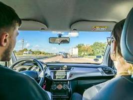 gefährliche ablenkung: reden beim autofahren verlangsamt augenbewegungen