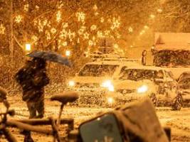 wetterchaos zum jahresbeginn: tief tizian schneit deutschland ein