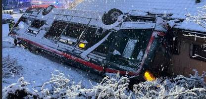wetter: linienbus rutscht böschung hinab – glätte sorgt für viele verkehrsunfälle