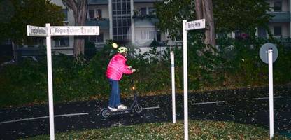 e-scooter: besuch bei einem training für senioren in berlin