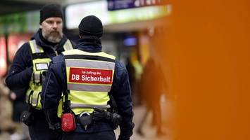 Mit Glasflasche: Mann ohne Fahrkarte greift Bahnmitarbeiter an
