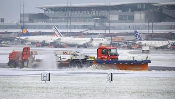 Schneechaos am Hamburger Flughafen – Passagiere müssen in Flugzeugen ausharren