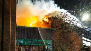 sporthalle in buchholz in flammen – feuerwehr im großeinsatz