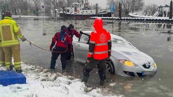sturmflut: ehepaar bleibt mit auto im eiskalten elbwasser stecken