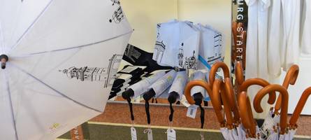 mit einem schirm die sanierung des perlachturms unterstützen