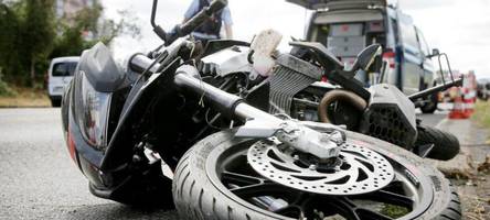 rätselhafter fund: unbekannter hinterlässt motorrad auf feldweg