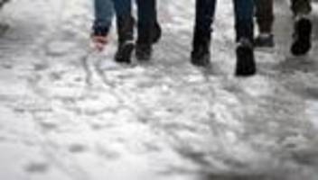 Glätte: Schnee in NRW: Zahlreiche Unfälle und Sperrungen