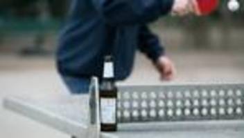 pfand für glasflaschen: sind acht cent zu wenig?