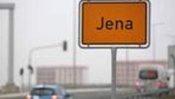 polizeieinsatz in jena: mann springt von balkon - großeinsatz der polizei