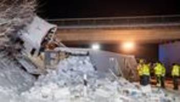 Unfall auf glatter Fahrbahn: Schneebedeckte Autobahn – Lastwagen mit Lachs kippt um