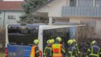 unfälle: linienbus fährt in fulda gegen haus – fahrer verletzt