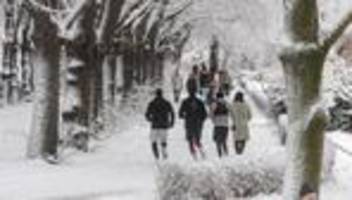 Winter im Norden: Wintereinbruch im Norden: Schnee, Glätte und Rodelspaß