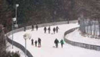 Winterwetter: Familien nutzen Nürburgring für Spaziergänge im Schnee
