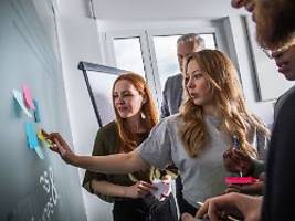 Aufgestiegen im Beruf: Neuer Job Führungskraft: So meistern Sie den Rollenwechsel