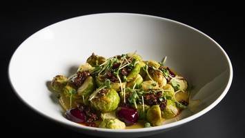 gerösteter rosenkohl mit kichererbsencreme, cassis und crispy chilli Öl