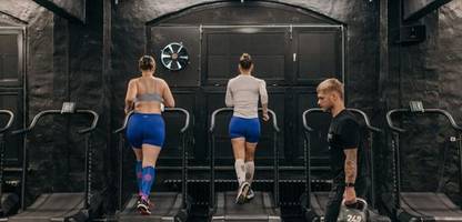 fitnessstudios umwerben generation z: sie gehen ins gymmie, werden skinny, machen daraus eine show