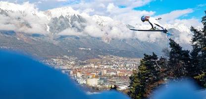 vierschanzentournee in innsbruck: domen prevc schwächelt, philipp raimund kracht in bande