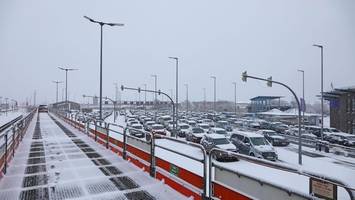 Abreisechaos auf der Nordseeinsel im dichten Schneefall