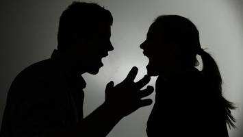 mann erlebt häusliche gewalt – ein detail macht seinen therapeuten stutzig