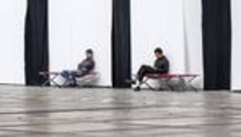 asylpolitik: zahl der asylanträge sinkt um ein drittel