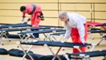 Notunterkünfte und Lichtmaste: Erste Nacht im Dunkeln: Stromausfall in Berlin dauert an